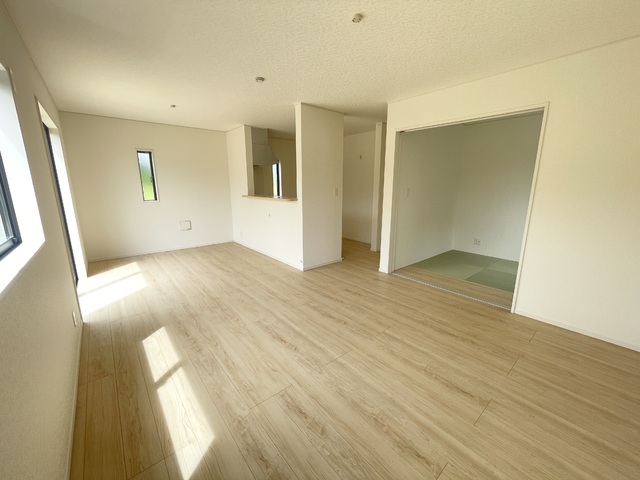 ～リビング～
縦に広い奥行あるLDKは光が差し込み明るく居心地の良い憩いの空間です。大切な家族団らんのひと時を♪
