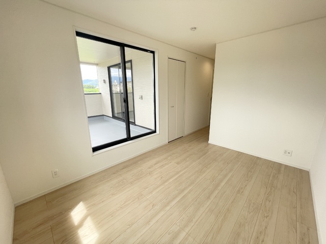 ～洋室～
主寝室におすすめの1番広い洋室です！バルコニー隣接で室内は明るく居心地が良いです♪