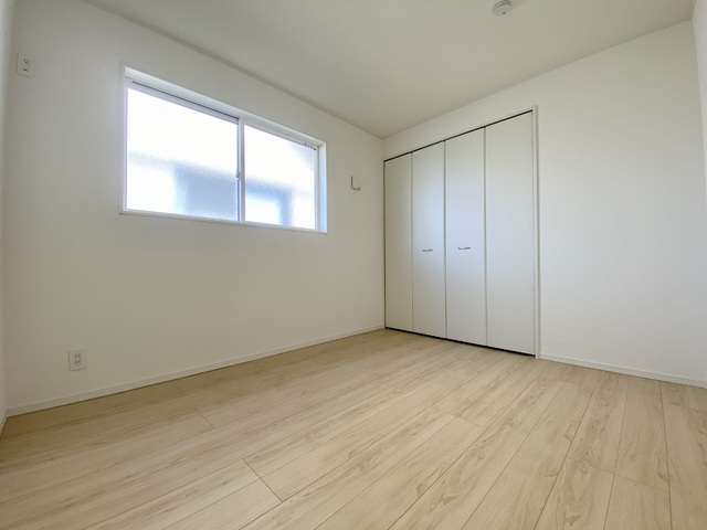 ～洋室～
白いクロスが明るさを演出してくれる洋室。この部屋にはウォークインクローゼットがあるので収納力もUP！