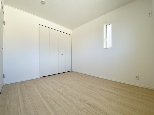 ～洋室～
白いクロスが明るさを演出してくれる洋室。この部屋にはウォークインクローゼットがあるので収納力もUP！