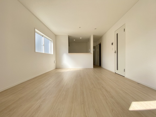 ～リビング～
縦に広い奥行あるLDKは光が差し込み明るく居心地の良い憩いの空間です。大切な家族団らんのひと時を♪
