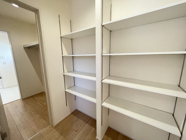 ～パントリー～
常温保存可能な食品や調味料・調理器具の収納に重宝！ 収納が増えるとキッチンをさらに広く使えますね♪
