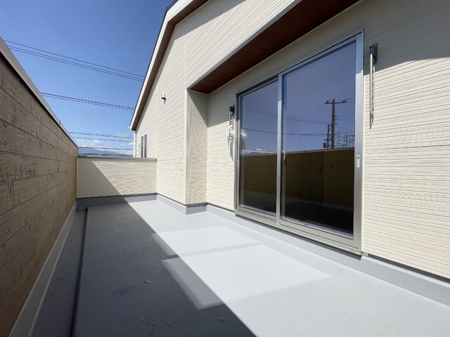 ～バルコニー～
屋根付きバルコニーなので突然の雨や雪も安心！椅子やテーブルを置いてちょっとしたプライベート空間にも♪