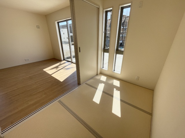 ～和室～
ついついゴロンと寝転びたくなる和室は居間や寝室にもなり、汎用性の高さや畳の機能性を活かした快適空間。