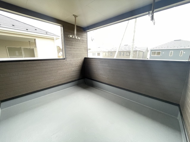 ～バルコニー～
屋根付きバルコニーなので突然の雨や雪も安心！椅子やテーブルを置いてちょっとしたプライベート空間にも♪