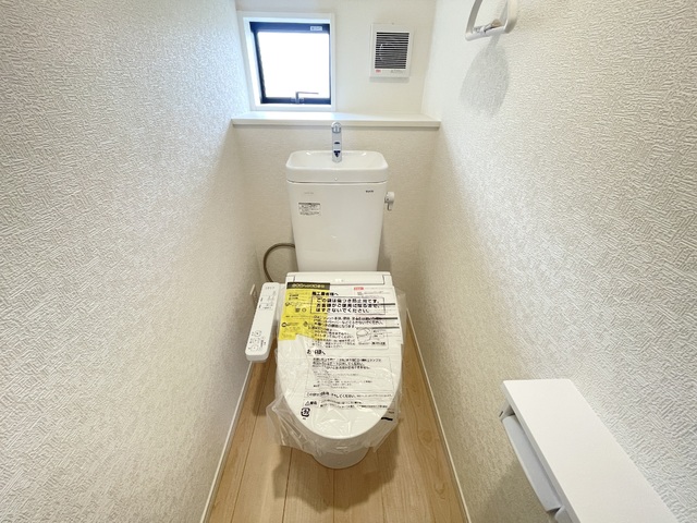 ～トイレ～
1階・2階にウォシュレット機能付きトイレを完備！2ヶ所あると混雑する朝は助かります。