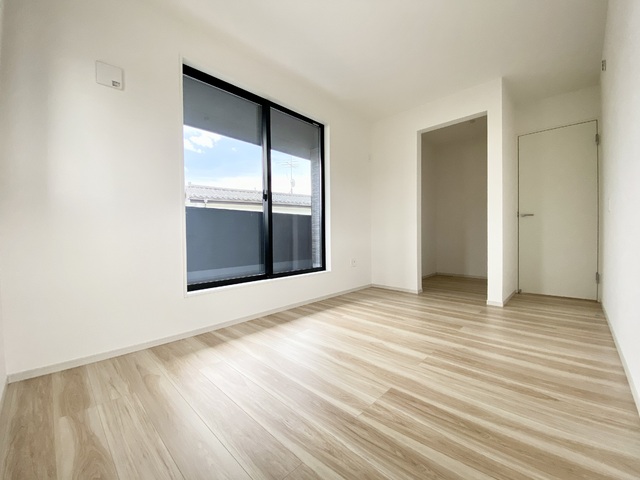 ～洋室～室内にいても、たっぷりの陽光と爽やかな風を感じられるお部屋です！ご家族と穏やかに過ごす、心地の良い時間が流れます♪
