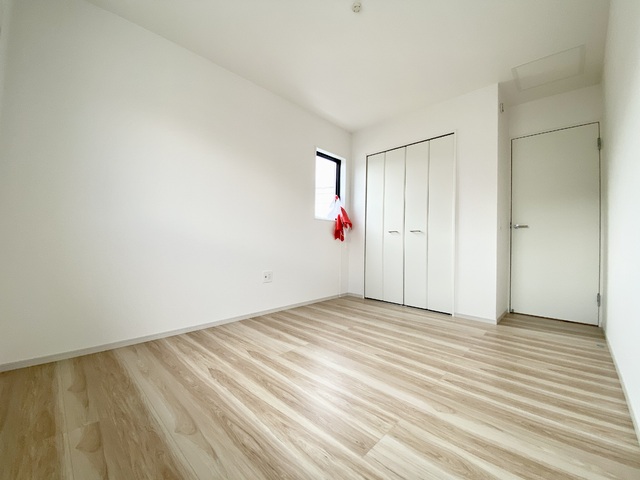 ～洋室～足元から木の温もりが優しく伝わってくるフローリングのお部屋です♪素足で歩いても心地よく、リラックスした時間を過ごせそうですね！