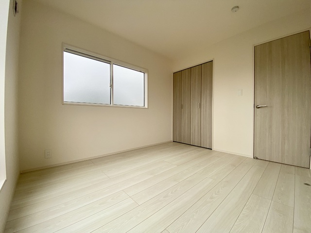 ～洋室～室内にいても、たっぷりの陽光と爽やかな風を感じられるお部屋です！ご家族と穏やかに過ごす、心地の良い時間が流れます♪
