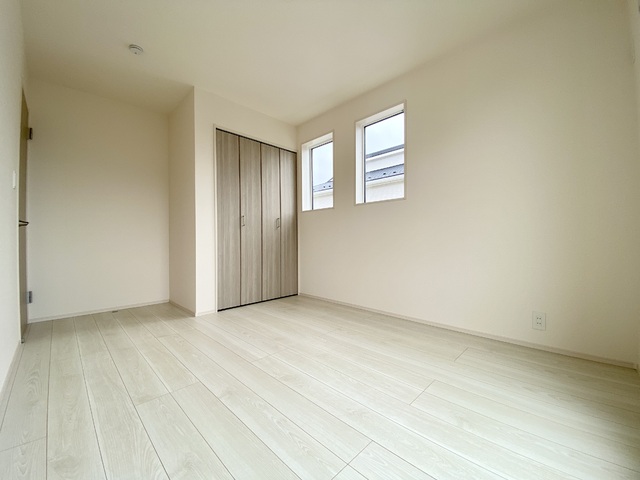 ～洋室～足元から木の温もりが優しく伝わってくるフローリングのお部屋です♪バルコニー隣接の洋室は日が差し込みとても明るい空間です。