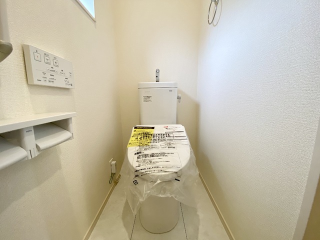 ～トイレ～トイレットペーパーのストックや、お掃除用品などをスッキリしまえる、広い収納付きのトイレ！生活感が出にくく、お客様にも気持ちよく使ってもらえますね♪