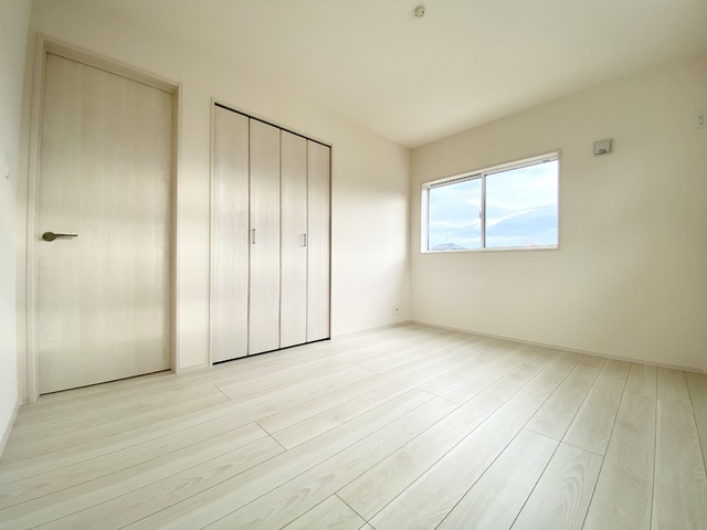 ～洋室～室内にいても、たっぷりの陽光と爽やかな風を感じられるお部屋です！ご家族と穏やかに過ごす、心地の良い時間が流れます♪