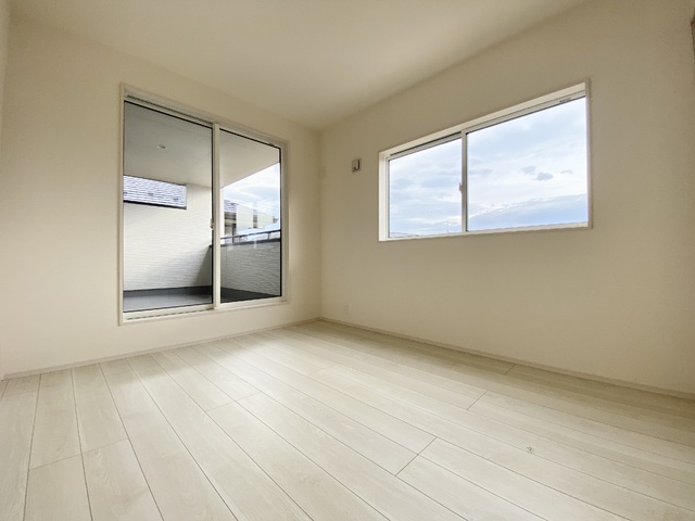 ～洋室～足元から木の温もりが優しく伝わってくるフローリングのお部屋です♪バルコニー隣接の洋室は日が差し込みとても明るい空間です。