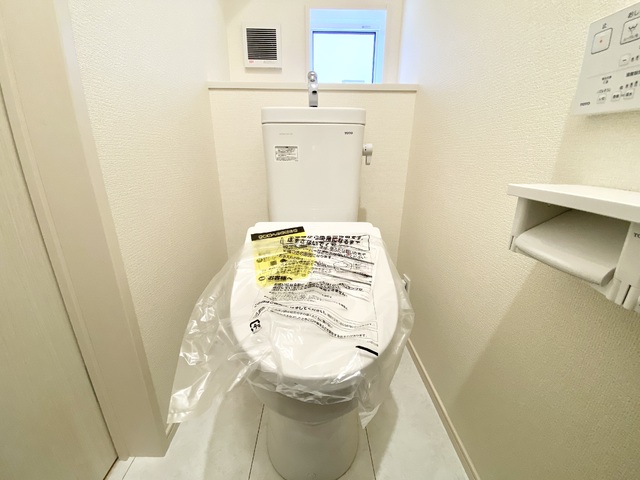 ～トイレ～トイレットペーパーのストックや、お掃除用品などをスッキリしまえる、広い収納付きのトイレ！生活感が出にくく、お客様にも気持ちよく使ってもらえますね♪
