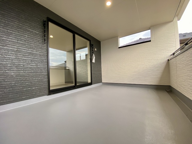 ～バルコニー～屋根付きバルコニーなので突然の雨や雪も安心！椅子やテーブルを置いてちょっとしたプライベート空間にも♪