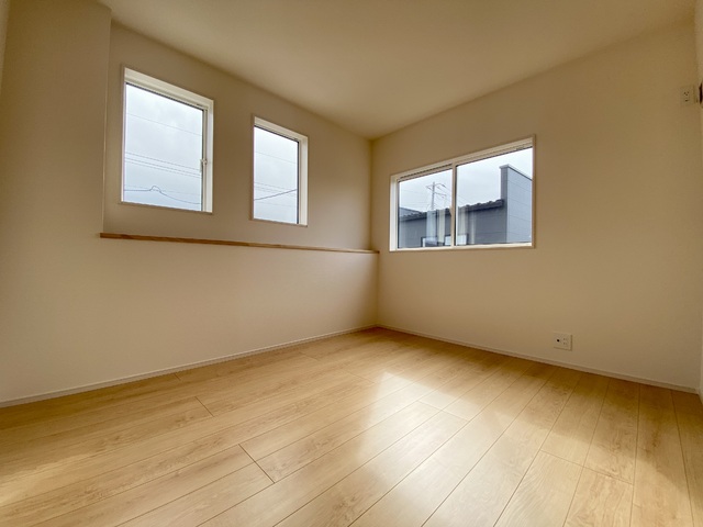 ～洋室～室内にいても、たっぷりの陽光と爽やかな風を感じられるお部屋です！カウンターがおしゃれですね♪