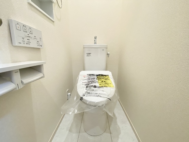 ～トイレ～トイレットペーパーのストックや、お掃除用品などをスッキリしまえる、広い収納付きのトイレ！生活感が出にくく、お客様にも気持ちよく使ってもらえますね♪