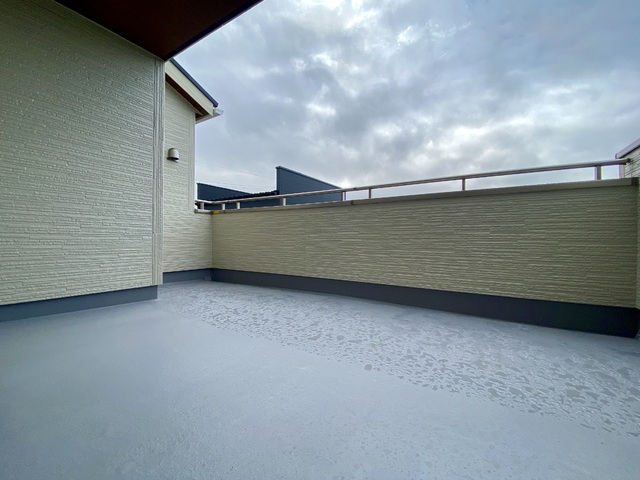 ～バルコニー～屋根付きバルコニーなので突然の雨や雪も安心！椅子やテーブルを置いてちょっとしたプライベート空間にも♪