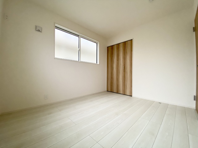 ～洋室～室内にいても、たっぷりの陽光と爽やかな風を感じられるお部屋です！白いクロスが明るさを演出してくれる洋室。