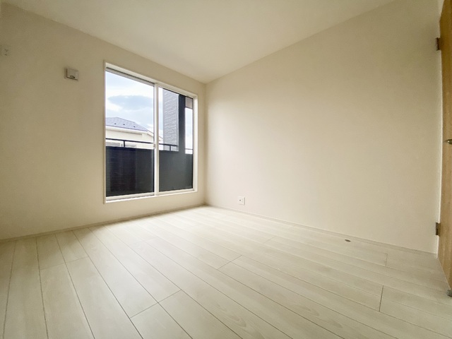 ～洋室～足元から木の温もりが優しく伝わってくるフローリングのお部屋です♪バルコニー隣接で明るく風通しも良いです。