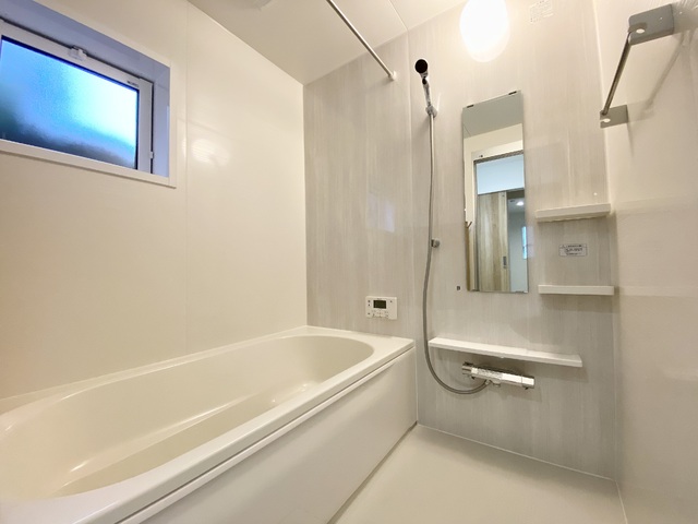 ～バスルーム～浴室の床は、乾きやすく、滑りにくい素材を採用！水はけが良いので、カビの発生を抑えられ、毎日のお掃除もグッと楽になりますよ♪
