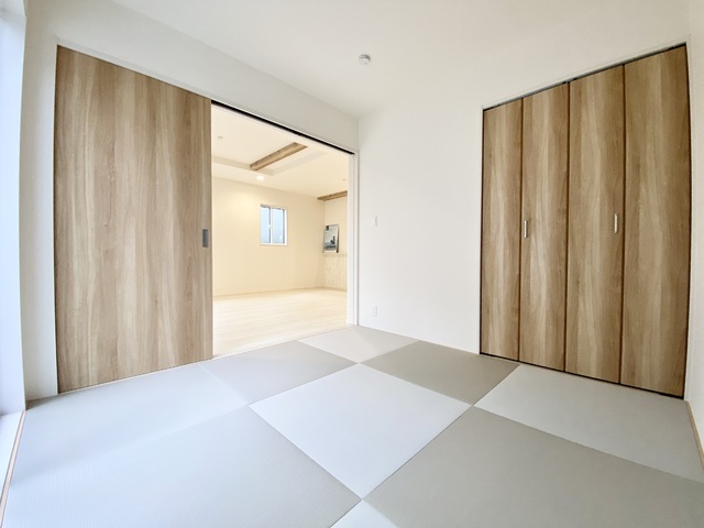 ～和室～和室は畳の香りでリラックスできる和の空間です。窓も大きく開放感があるので客間としてもおすすめです！