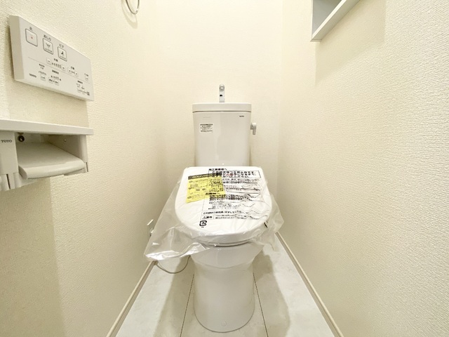 ～トイレ～トイレットペーパーのストックや、お掃除用品などをスッキリしまえる、広い収納付きのトイレ！生活感が出にくく、お客様にも気持ちよく使ってもらえますね♪