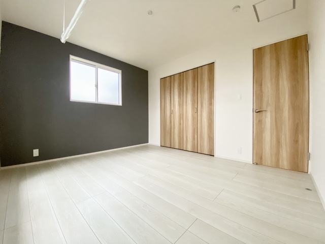 ～洋室～主寝室におすすめの1番広い洋室です！バルコニー隣接で室内は明るく居心地が良いです♪