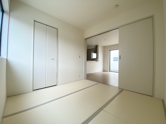 ～和室～ついついゴロンと寝転びたくなる和室は居間や寝室にもなり、汎用性の高さや畳の機能性を活かした快適空間。
