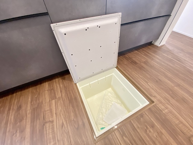 ～床下収納～
デッドスペースを有効活用した床下収納は缶詰・飲料水・非常食・日持ちする食料の保存に重宝しそうですね！
