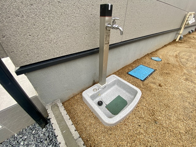 ～外水栓～
庭の植物への水やり、洗車、掃除、夏のプール遊び、ペットのシャワーなど様々なシーンで使うことができます。