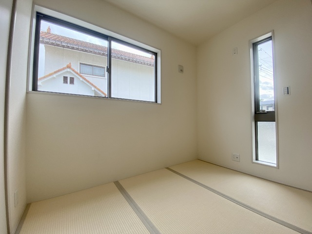 ～和室～
和室は客間としてはもちろん、お昼寝スペースや作業部屋など幅広く利用できるマルチな部屋です。