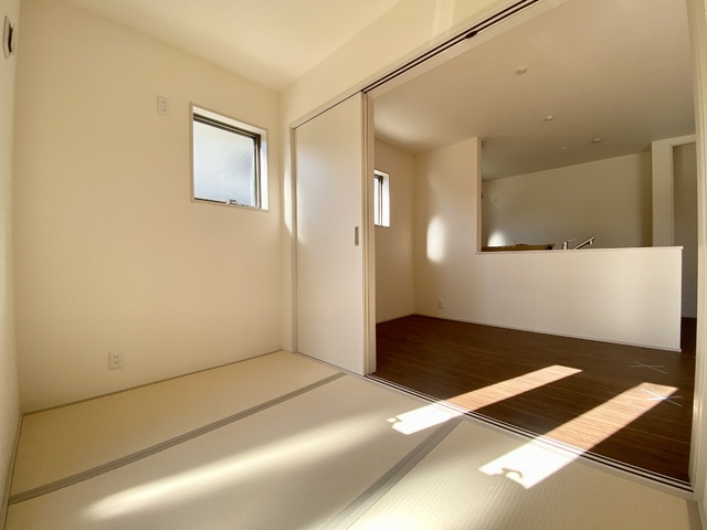 ～和室～
和室は客間としてはもちろん、お昼寝スペースや作業部屋など幅広く利用できるマルチな部屋です。