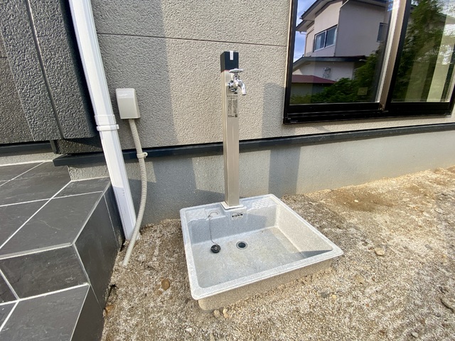 ～外水栓～
車の洗車や花の水やり、お子さまの水遊びにお使いいただけます！